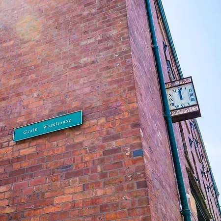Victoria Quays Warehouse Apartment: Pet-Friendly City Centre Stay Sheffield Exterior photo