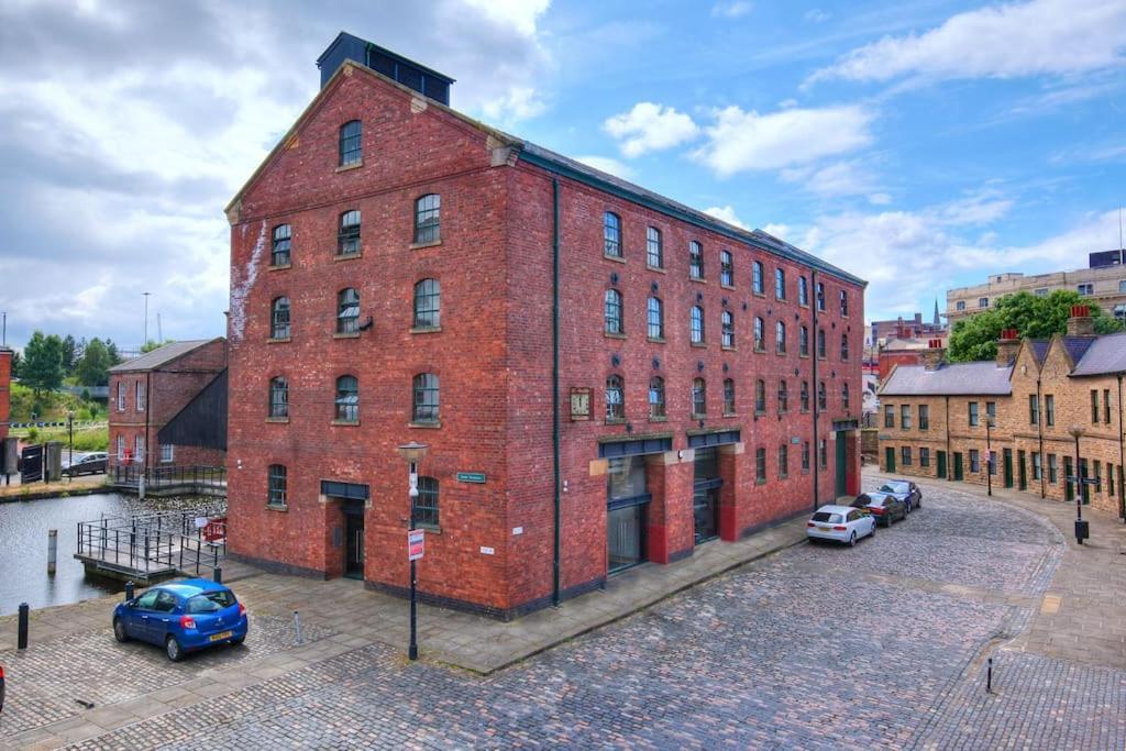 Beautiful 1-bed In Grade Listed Warehouse - Victoria Quays, Centre, Free Parking, Pet Friendly, Netflix *