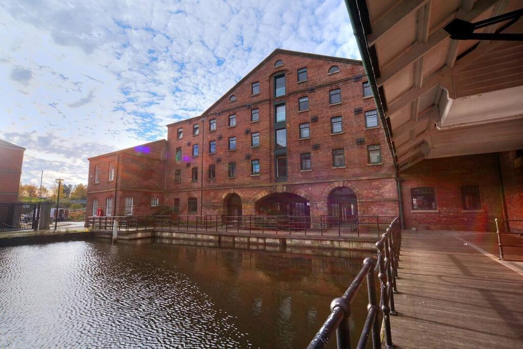 Апартаменты Beautiful 1-bed In Grade Listed Warehouse - Victoria Quays, Centre, Free Parking, Pet Friendly, Netflix *