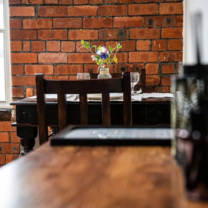Beautiful 1-bed In Grade Listed Warehouse - Victoria Quays, Centre, Free Parking, Pet Friendly, Netflix Appartement Sheffield