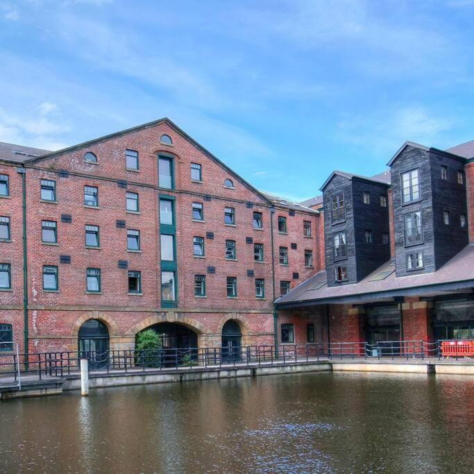 Beautiful 1-bed In Grade Listed Warehouse - Victoria Quays, Centre, Free Parking, Pet Friendly, Netflix *