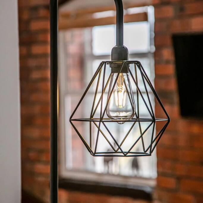 Beautiful 1-bed In Grade Listed Warehouse - Victoria Quays, Centre, Free Parking, Pet Friendly, Netflix *