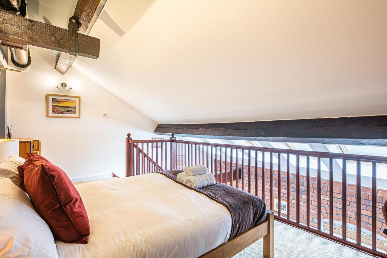 Beautiful 1-bed In Grade Listed Warehouse - Victoria Quays, Centre, Free Parking, Pet Friendly, Netflix Апартаменты *